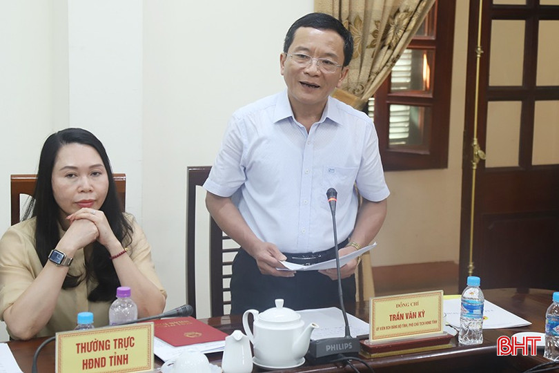 Phó Chủ tịch HĐND tỉnh Trần Văn Kỳ góp ý các nội dung liên quan tới dự thảo nghị quyết. bqbht_br_8.jpg