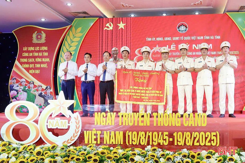 Các đồng chí lãnh đạo tỉnh trao tặng Công an tỉnh Hà Tĩnh bức trướng mang dòng chữ “Lực lượng Công an Hà Tĩnh mưu trí, dũng cảm, vì nước quên thân, vì dân phục vụ”. bqbht_br_1.jpg