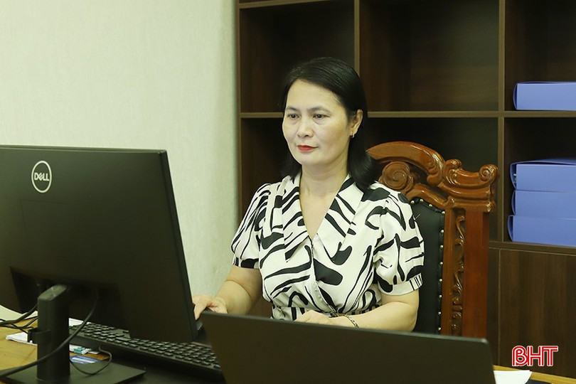 Bà Lê Thị Thanh Tâm - Phó Bí thư Thường trực Đảng ủy, đại biểu HĐND xã Tiên Điền theo dõi thông tin về Kỳ họp thứ 30, HĐND tỉnh. bqbht_br_12.jpg