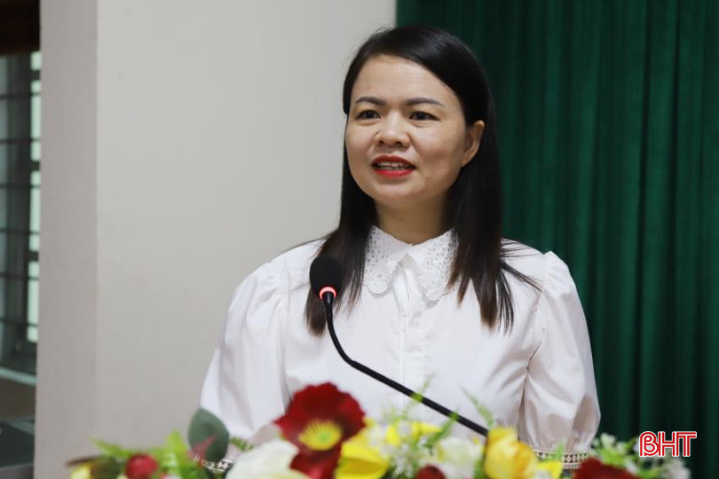 Trưởng phòng Tư pháp huyện Thạch Hà Lê Thị Phương Thanh góp ý các nội dung liên quan. IMG_8155.jpg