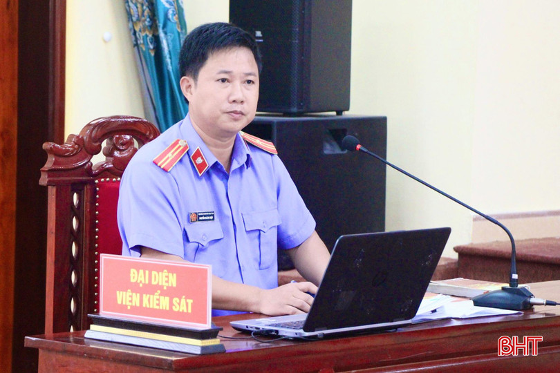Kiểm sát viên trực tiếp trong phiên toà lưu động rút kinh nghiệm xét xử các vụ án “Lừa đảo chiếm đoạt tài sản” và “Trộm cắp tài sản" do Viện KSND huyện Kỳ Anh phối hợp tổ chức vào sáng 16/7. cdfbf118fdaf5ff106be-2.jpg