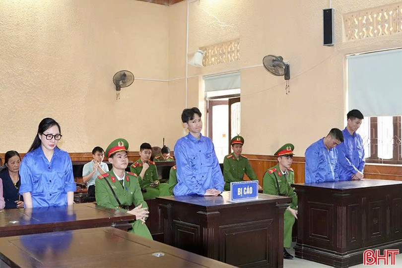 Lê Xuân Thành và Lê Anh Tuấn cùng các đồng bọn tại phiên toà sơ thẩm do TAND tỉnh tổ chức (sáng 24/3/2025). ffd361d3fee977b72ef8.jpg