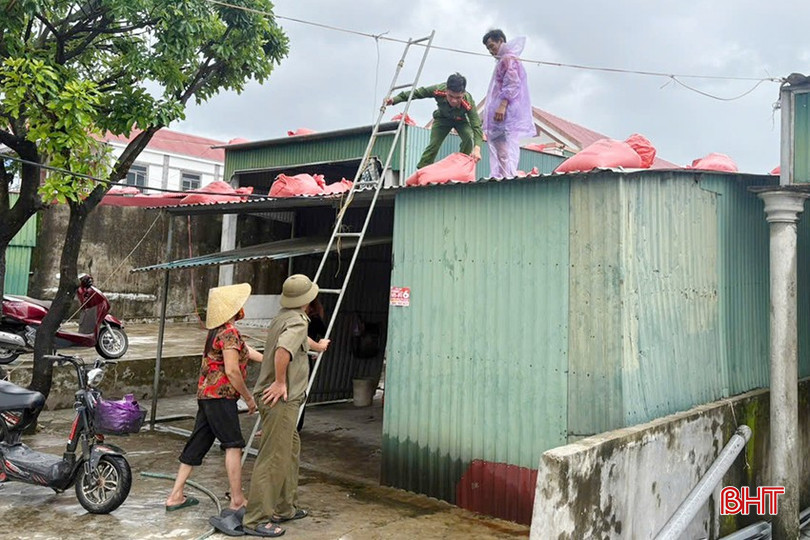 Lực lượng công an giúp người dân chằng néo lại nhà cửa. bqbht_br_16.jpg