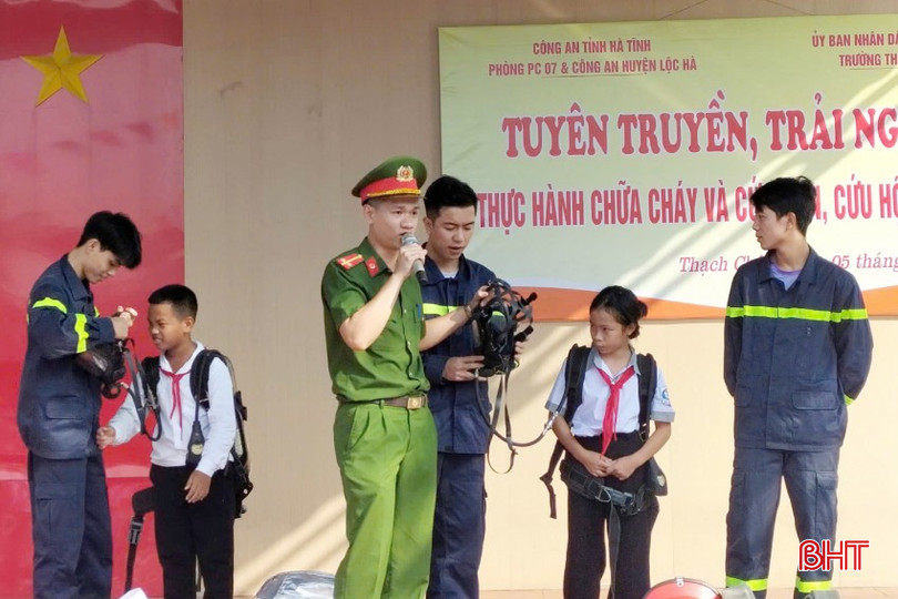 Phòng Cảnh sát PCCC&CNCH phối hợp với Công an huyện Lộc Hà tổ chức tuyên truyền, trải nghiệm, thực hành chữa cháy và cứu nạn cứu hộ cho học sinh Trường Tiểu học Thạch Châu. bqbht_br_2-1.jpg