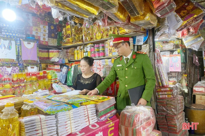 Cán bộ Phòng Cảnh sát PCCC&CNCH (Công an tỉnh) hướng dẫn tiểu thương tại chợ TP Hà Tĩnh các biện pháp bảo đảm an toàn phòng cháy. bqbht_br_1-1.jpg
