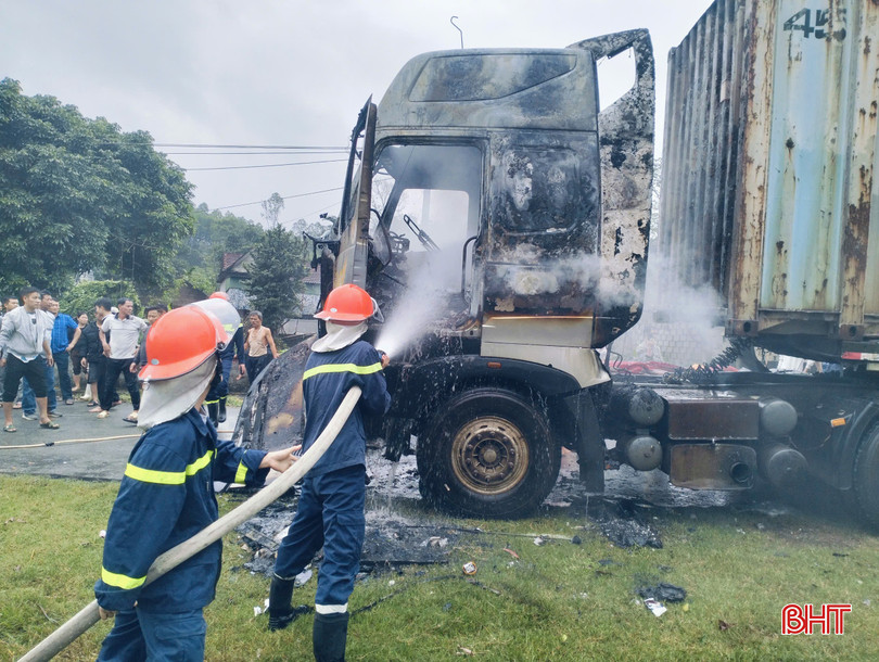 Đội Đội Chữa cháy và Cứu nạn cứu hộ khu vực Hồng Lĩnh khống chế đám cháy trên xe container mang BKS 38H-001.14. bqbht_br_55.jpg