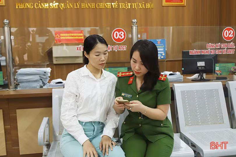 Thời gian qua, người dân Hà Tĩnh được lực lượng công an tích cực tuyên truyền, hướng dẫn sử dụng VNeID.