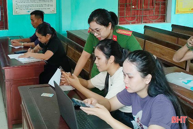 Công an huyện Hương Khê hướng dẫn người dân cài đặt tài khoản ĐDĐT. HK.jpg