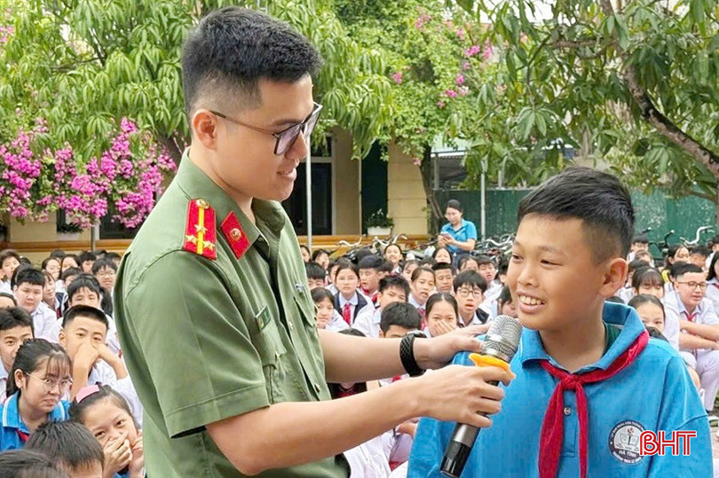Cán bộ Phòng An ninh mạng và phòng, chống tội phạm sử dụng công nghệ cao tăng cường tuyên truyền, nhận diện các nguy cơ tại các trường học trên địa bàn. bqbht_br_0000.jpg