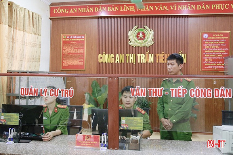 Công an thị trấn Tiên Điền trực tiếp dân tại trụ sở. bqbht_br_9.jpg