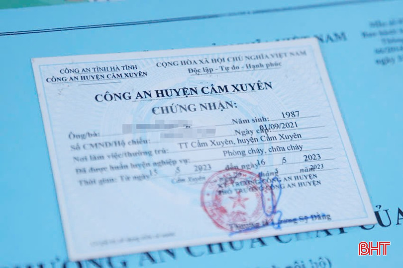 Công an huyện Cẩm Xuyên đã tổ chức huấn luyện, cấp chứng chỉ PCCC đối với 285 người. C7.jpg