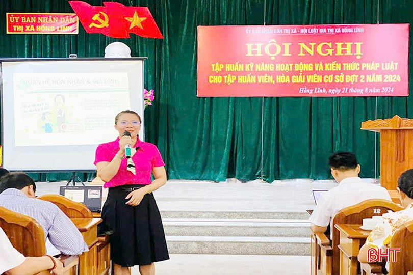 Trưởng phòng Tư pháp TX Hồng Lĩnh Lê Thị Hồng Hạnh truyền đạt các nội dung cho hoà giải viên cơ sở. T1.jpg
