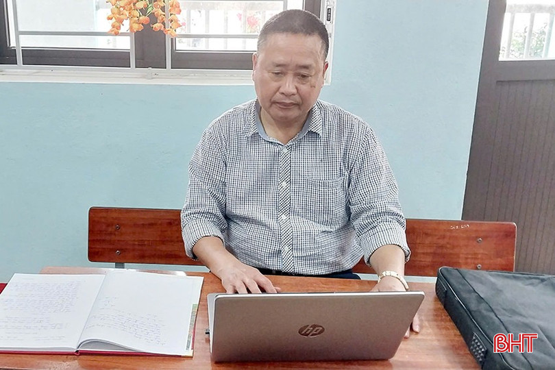 Thầy giáo Phan Đăng Thuận là người có duyên với việc viết kịch bản tiểu phẩm. bqbht_br_1.jpg