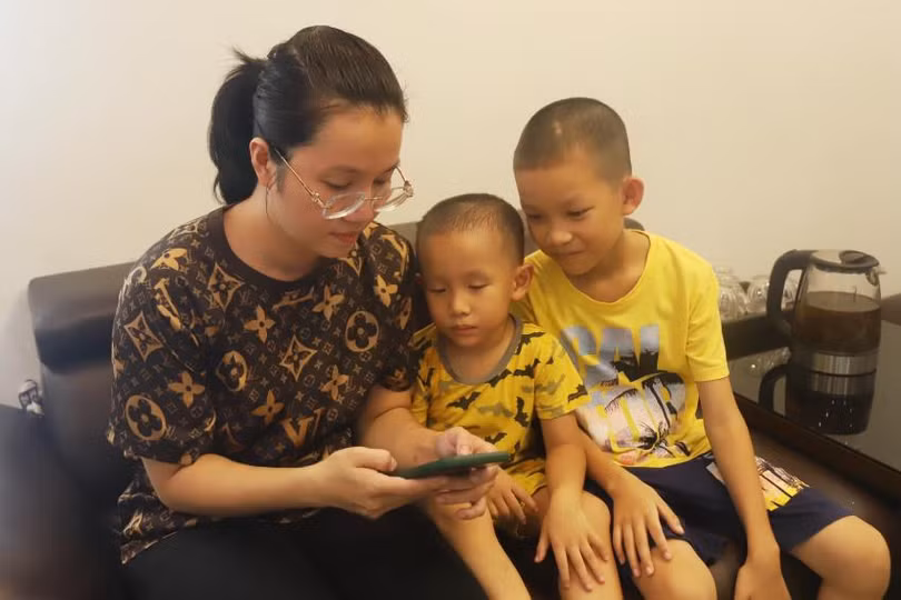 Chị Nguyễn Thanh Nga (trú tại khu nhà ở xã hội, phường Thạch Linh, TP Hà Tĩnh) viết: "Vô cùng thương tiếc bác Tổng Bí thư Nguyễn Phú Trọng, nhân dân Việt Nam luôn luôn thương nhớ và khắc ghi hình ảnh cũng như lời căn dặn của bác. Chúng con xin nhớ những lời dặn dò của bác - không ngừng nỗ lực, phấn đấu, rèn luyện để góp phần xây dựng đất nước ngày càng giàu đẹp". Chị cũng răn dạy các con khắc ghi công ơn của Tổng Bí thư.