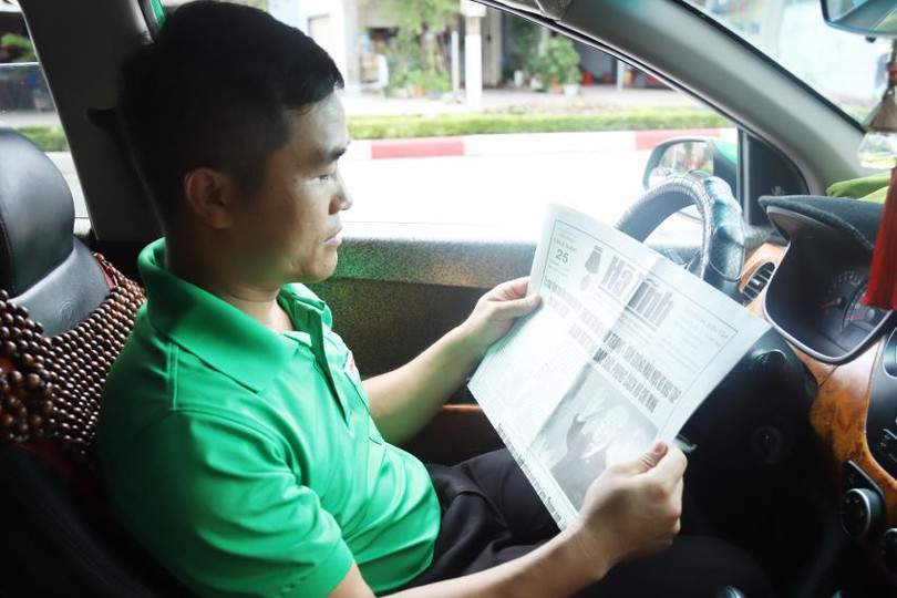 Tranh thủ thời gian nghỉ ngơi hiếm hoi, anh Nguyễn Văn Tuấn (trú thị trấn Thạch Hà - tài xế Công ty TNHH Mai Linh Hà Tĩnh) lại đọc báo, xem tin tức về Tổng Bí thư. &quot;Những ngày này, dù bận rộn với công việc nhưng tôi chưa bỏ sót bất cứ thông tin nào về cố Tổng Bí thư. Tôi thường răn dạy trẻ nhỏ trong gia đình phải biết ơn sự hy sinh, cống hiến của bác để chúng ta được no ấm, đủ đầy&quot;, anh Tuấn chia sẻ.