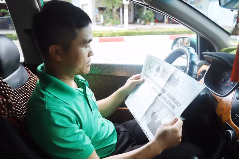 Tranh thủ thời gian nghỉ ngơi hiếm hoi, anh Nguyễn Văn Tuấn (trú thị trấn Thạch Hà - tài xế Công ty TNHH Mai Linh Hà Tĩnh) lại đọc báo, xem tin tức về Tổng Bí thư. "Những ngày này, dù bận rộn với công việc nhưng tôi chưa bỏ sót bất cứ thông tin nào về cố Tổng Bí thư. Tôi thường răn dạy trẻ nhỏ trong gia đình phải biết ơn sự hy sinh, cống hiến của bác để chúng ta được no ấm, đủ đầy", anh Tuấn chia sẻ.