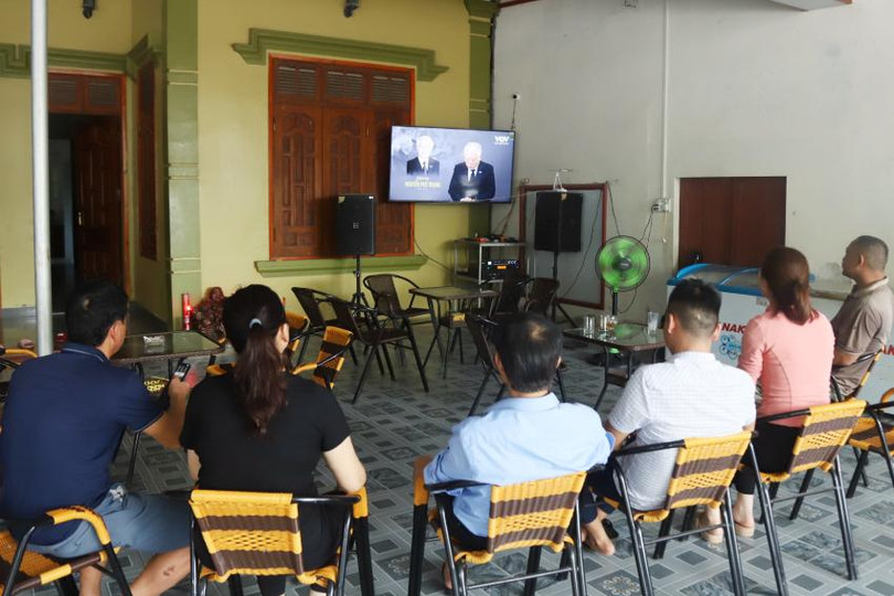 Sáng nay, nhiều người dân đã đến quán cà phê của ông Nguyễn Hữu Ngụ (thôn Tân Hợp, xã Thạch Sơn, Thạch Hà) để tập trung theo dõi lễ tang của Tổng Bí thư Nguyễn Phú Trọng.