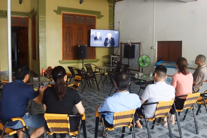 Sáng nay, nhiều người dân đã đến quán cà phê của ông Nguyễn Hữu Ngụ (thôn Tân Hợp, xã Thạch Sơn, Thạch Hà) để tập trung theo dõi lễ tang của Tổng Bí thư Nguyễn Phú Trọng.