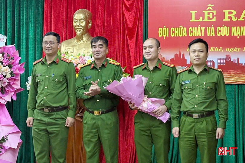 Đại tá Nguyễn Duy Đông - Phó Giám đốc Công an tỉnh chúc mừng Chỉ huy Đội CC&amp;CNCH khu vực Hương Khê.