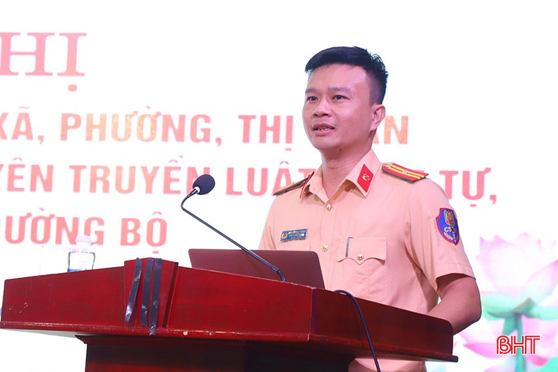 Thiếu tá Nguyễn Gia Phong – Phó Trưởng phòng CSGT (Công an tỉnh) giới thiệu Luật Trật tự, an toàn giao thông đường bộ. 4-4893.jpg