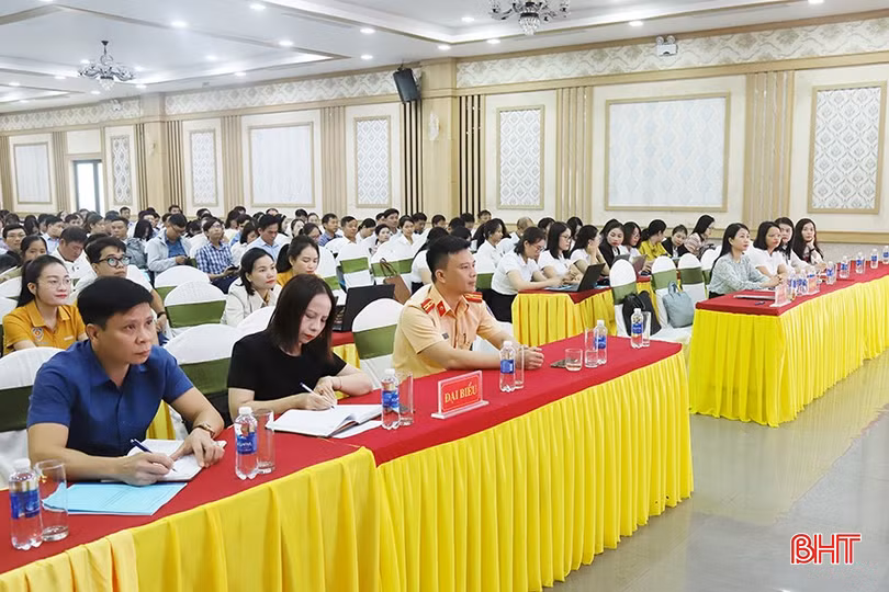 Các đại biểu tham dự hội nghị tập huấn quy định về xây dựng xã, phường, thị trấn đạt chuẩn tiếp cận pháp luật do Sở Tư pháp tổ chức.