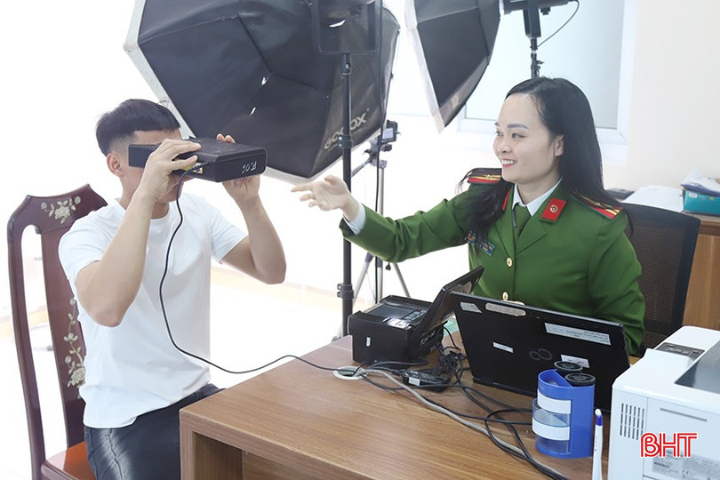 Cán bộ công an hướng dẫn người dân làm thủ tục thu thập mống mắt. bqbht_br_1.jpg