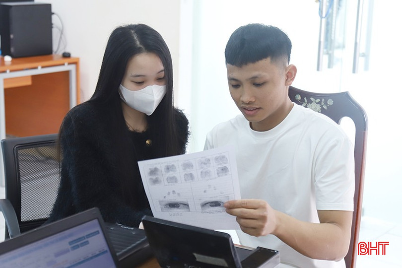 Người dân kiểm tra các thông tin được thu thập để làm thẻ căn cước. bqbht_br_3.jpg