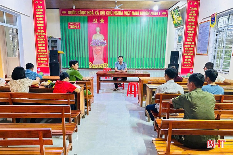 Công an xã Hà Linh phối hợp Ban công tác mặt trận thôn 8 giải quyết mâu thuẫn nội bộ tranh chấp đất vườn giữa ông N.V.H. với ông N.V.S. đều trú thôn 8, xã Hà Linh. bqbht_br_1.jpg