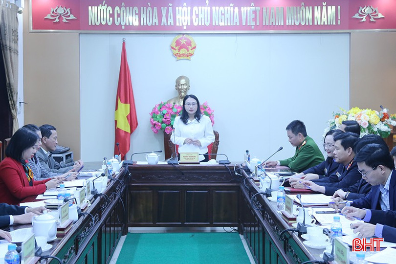 Trưởng ban Pháp chế HĐND tỉnh Nguyễn Thị Nhuần chủ trì buổi làm việc. bqbht_br_9.jpg
