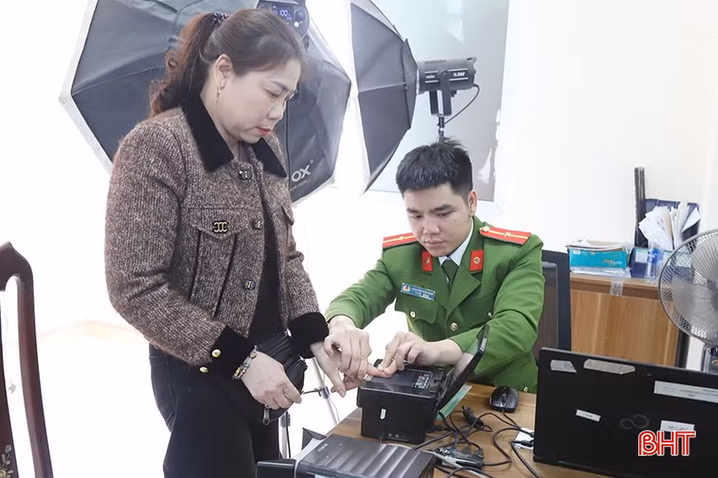 Cán bộ Phòng Cảnh sát QLHC về TTXH thu nhận vân tay cho công dân.