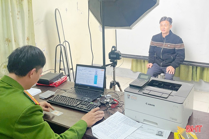 Công an thị trấn Thạch Hà làm thủ tục thu nhận hồ sơ cấp thẻ căn cước cho công dân tại trụ sở công an huyện cũ. bqbht_br_2.jpg