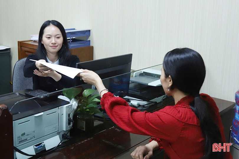 Chị Mai Thị Linh Chi tiếp nhận tài liệu dịch thuật từ khách hàng. bqbht_br_67.jpg