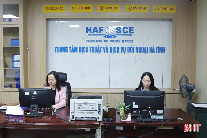 Trung tâm Dịch thuật và Dịch vụ đối ngoại hiện có tất cả 6 cán bộ, viên chức; ngoài ra còn có đội ngũ cộng tác viên dịch thuật 45 người gồm 14 loại thứ tiếng. bqbht_br_45.jpg