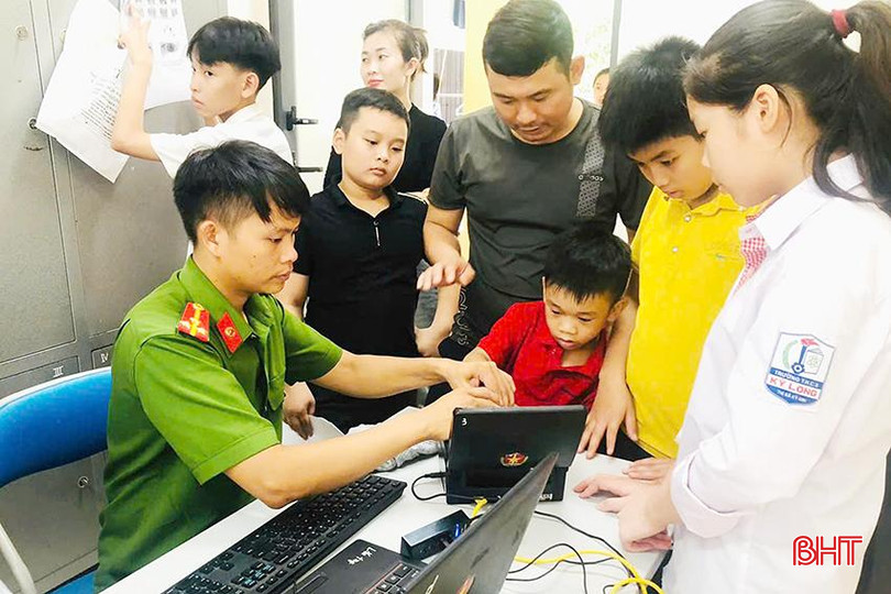 Trẻ em trên địa bàn TX Kỳ Anh hào hứng làm thủ tục cấp thẻ. 04a846b4cf216b7f3230.jpg