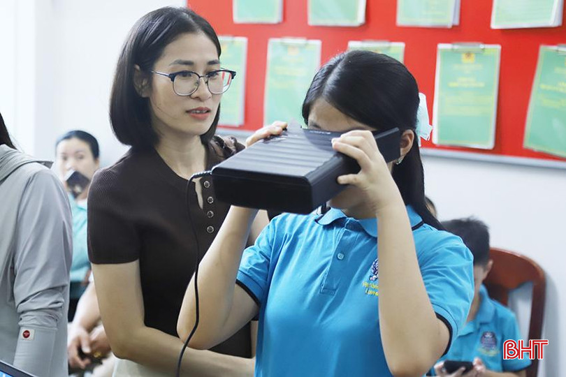 Chị Nguyễn Thị Ngọc (tổ dân phố 7, phường Hà Huy Tập, TP Hà Tĩnh) dẫn các con đến Công an phường để làm thẻ căn cước. CA.jpg