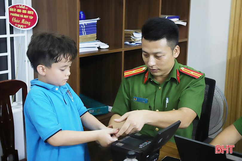 Các em học sinh chăm chú làm theo hướng dẫn của cán bộ công an. CA9.jpg