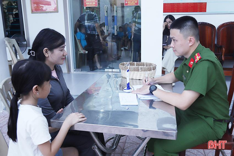 Các phụ huynh được tư vấn, tuyên truyền để tiếp tục về vận động con em đi làm thủ tục cấp căn cước. CA6.jpg