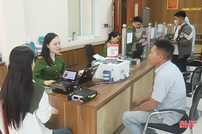 Cán bộ Phòng Cảnh sát QLHC về TTXH (Công an tỉnh) hướng dẫn thủ tục cấp thẻ căn cước cho công dân. bqbht_br_s2.jpg