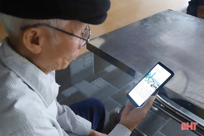 Ông Biên thường xuyên nắm bắt thông tin về sáp nhập đơn vị hành chính. bqbht_br_1.jpg