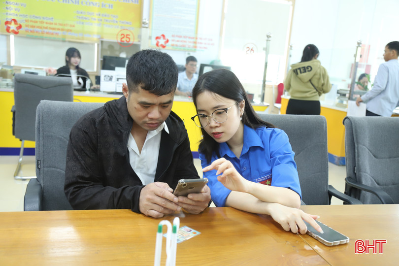 Chi đoàn Sở Tư pháp phân công 2 đoàn viên/buổi để hướng dẫn người dân quy trình cấp phiếu LLTP trên ứng dụng VNeID. bqbht_br_img-0143.jpg