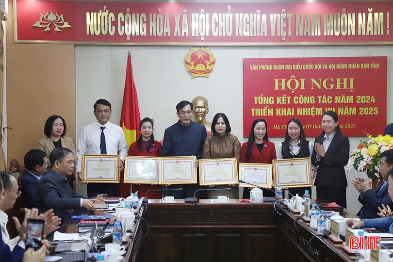 Trưởng các ban: Kinh tế - ngân sách và Văn hóa - xã hội trao bằng khen của Chủ tịch UBND tỉnh cho các cá nhân có thành tích xuất sắc. bqbht_br_10.jpg