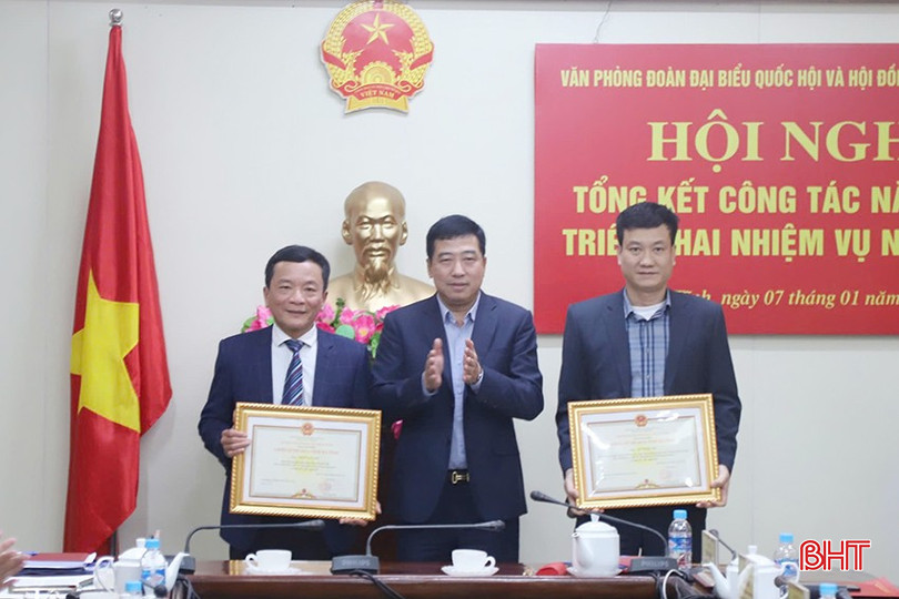 Phó Chủ tịch Thường trực Trần Tú Anh trao danh hiệu Chiến sĩ thi đua cấp tỉnh cho các cá nhân. bqbht_br_5.jpg