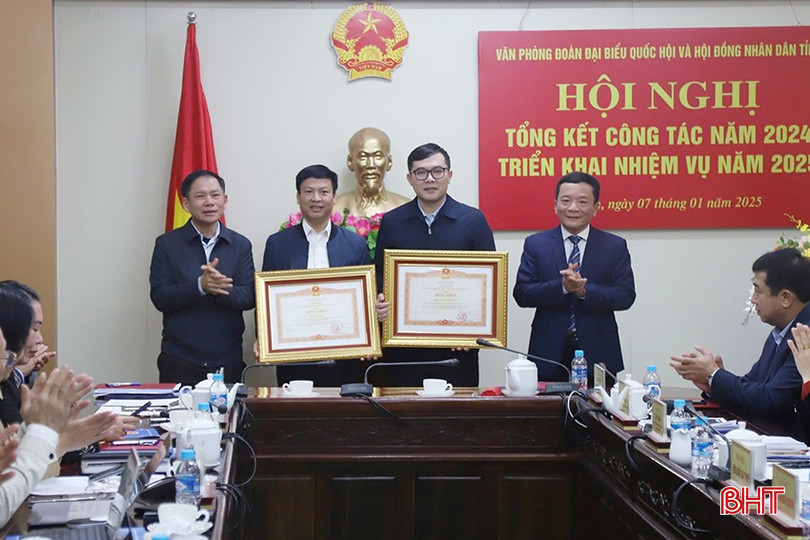 Phó Chủ tịch HĐND tỉnh Trần Văn Kỳ và Phó Trưởng đoàn chuyên trách Đoàn ĐBQH tỉnh Trần Đình Gia trao bằng khen của Thủ tướng Chính phủ cho các cá nhân. bqbht_br_6.jpg