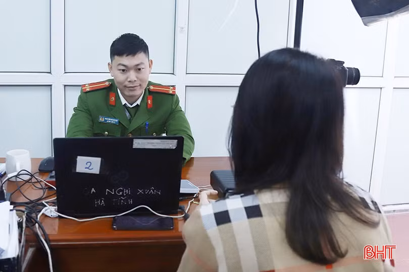 Cán bộ Đội Cảnh sát QLHC về TTXH (Công an huyện Nghi Xuân) làm thủ tục cấp thẻ căn cước cho công dân.