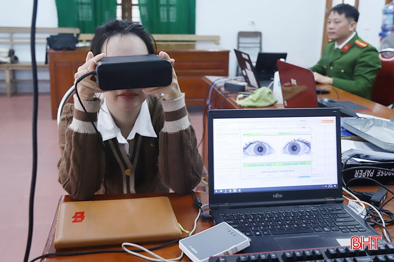 Công dân được hướng dẫn thu thập mống mắt. bqbht_br_4-6754.jpg