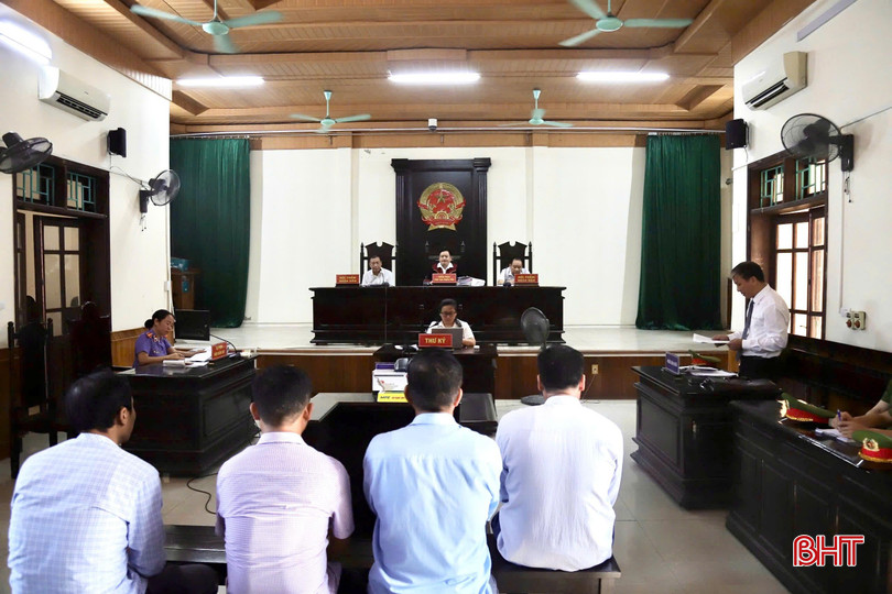 Toàn cảnh phiên toà sơ thẩm. 689e990a0754a00af945.jpg