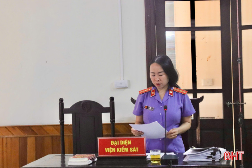 Kiểm sát viên công bố bản cáo trạng. 4b9a978988d12f8f76c0.jpg