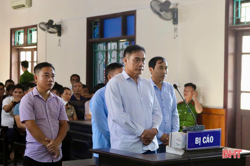 Phan Đình Cương (đứng đầu) cùng các đồng phạm tại phiên xử sơ thẩm. a5dd7f4ae114464a1f05.jpg