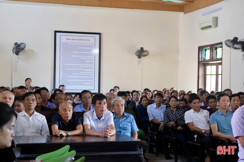 Đông đảo người dân theo dõi phiên toà xét xử Phan Đình Cương cùng 3 đồng phạm. 56bd9b2a0574a22afb65.jpg