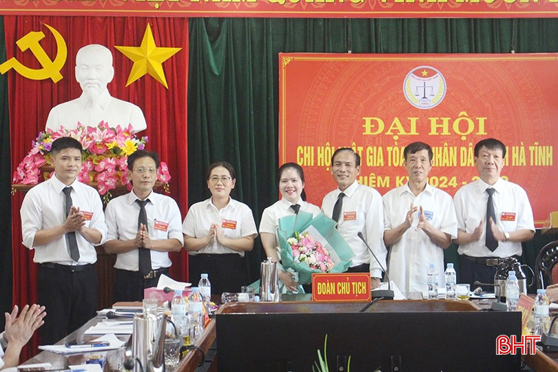Phó Chủ tịch Hội Luật gia Hà Tĩnh Hồ Văn Giáp tặng hoa chúc mừng Ban Chấp hành Chi hội Luật gia TAND tỉnh. bqbht_br_dq.jpg